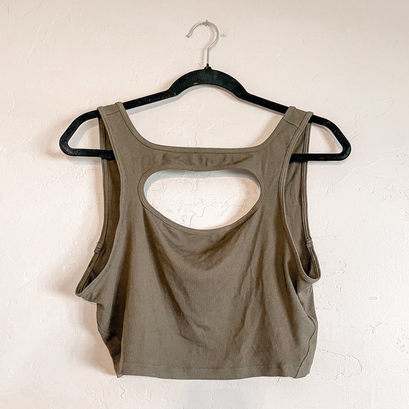 Lululemon Green LA Front Cut-Out Crop Tank - Picture 2 of 7